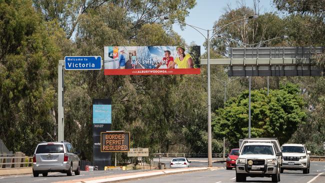 Cars travelling across the border between Albury and Wodonga. Picture: Simon Dallinger