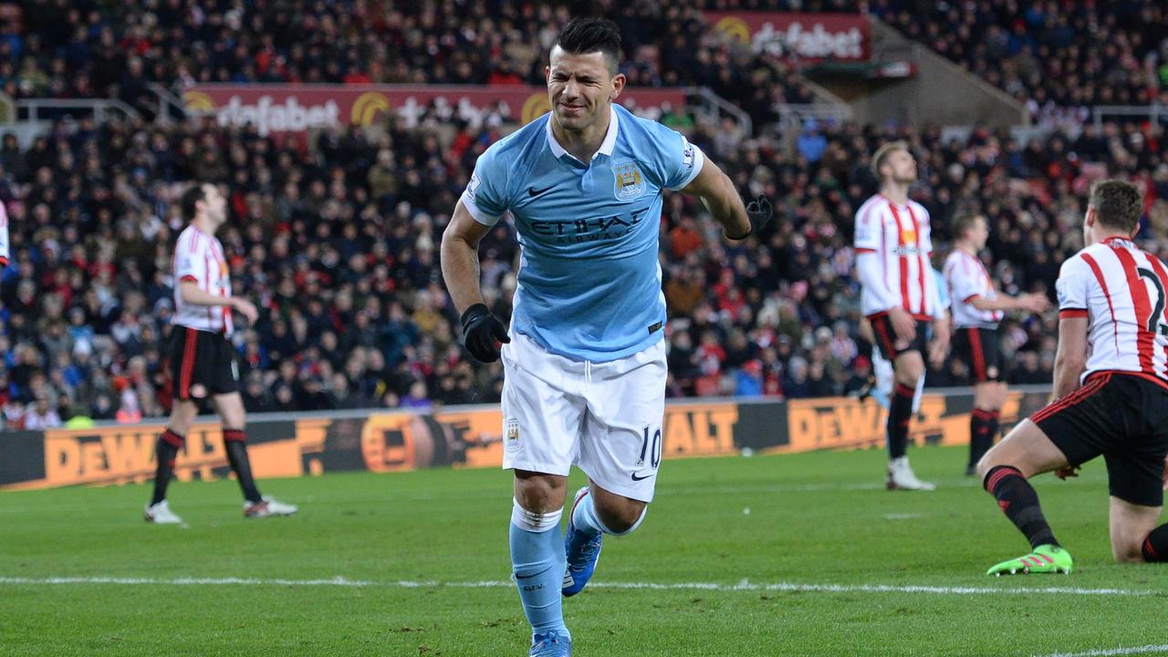 Manchester City's Argentinian striker Sergio Aguero (C) grimaces as he attempts to celebrate after hurting himself scoring the opening goal of the English Premier League football match between Sunderland and Manchester City at the Stadium of Light in Sunderland, north east England on February 2, 2016. / AFP / OLI SCARFF / RESTRICTED TO EDITORIAL USE. No use with unauthorized audio, video, data, fixture lists, club/league logos or 'live' services. Online in-match use limited to 75 images, no video emulation. No use in betting, games or single club/league/player publications. /