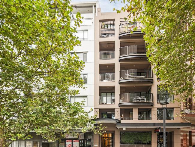 Socialite Kate Waterhouse secured $955,000 for her Potts Point investment property