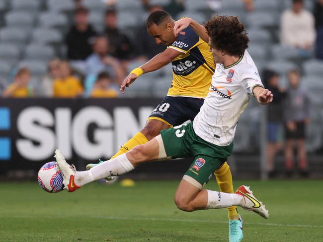 GOSFORD, AUSTRALIA - NOVEMBER 25: Mark Natta of the Jets defends the stike by Marco TÃÂºlio of the Mariners during the A-League Men round five match between Newcastle Jets and Central Coast Mariners at Industree Group Stadium, on November 25, 2023, in Gosford, Australia. (Photo by Scott Gardiner/Getty Images)