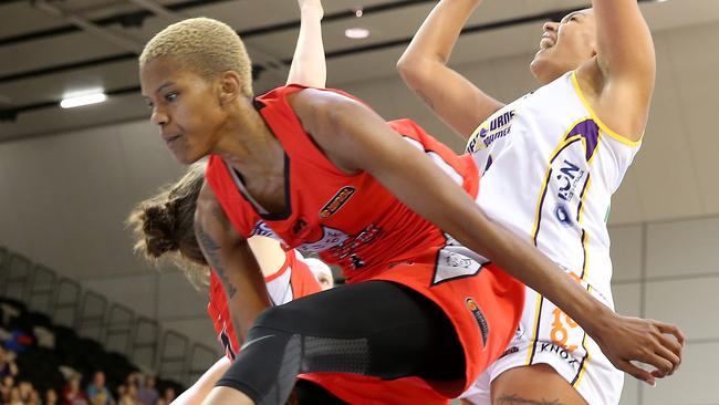 Courtney Williams’ Perth Lynx defeated Liz Cambage’s Melbourne Boomers. Picture Yuri Kouzmin