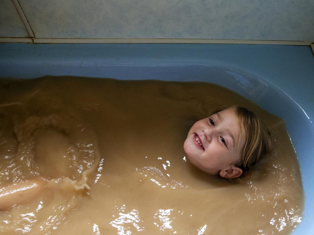 Talita Cohen, 4, poses for a portrait in a bath filled with tap water from the Darling River on January 17, 2019 in Louth, Australia. Local communities in the Darling River area are facing drought and clean water shortages as debate grows over the alleged mismanagement of the Murray-Darling Basin. Recent mass kills of hundreds of thousands of fish in the Darling river have raised serious questions about the way WaterNSW is managing the lakes system, and calls for a royal commission. (Photo by Jenny Evans/Getty Images)