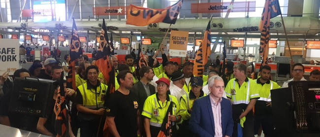 Jetstar workers on strike. Picture: Twitter/@jackboutros1