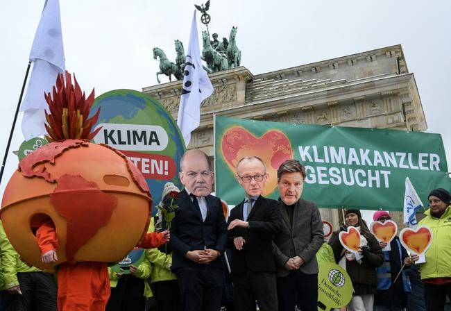 Climate activists rallied at Berlin's Brandenburg Gate ahead of next week's German election