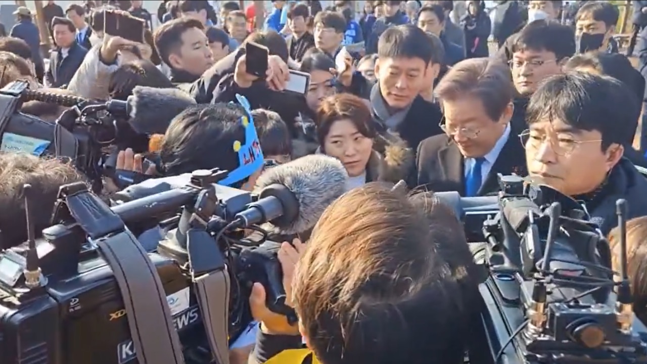 South Korean Opposition Leader Lee Jae-myung Stabbed In Neck During ...