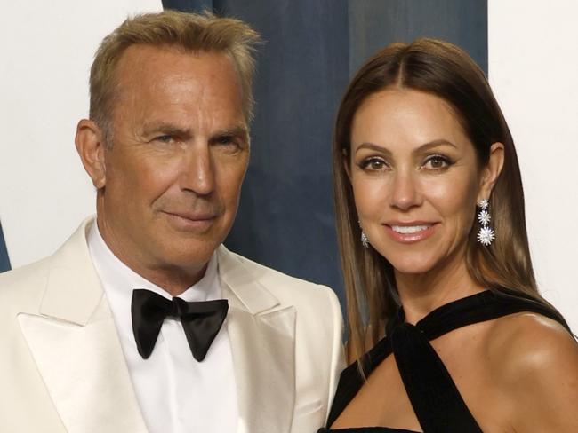 BEVERLY HILLS, CALIFORNIA - MARCH 27: (L-R) Kevin Costner and Christine Baumgartner attend the 2022 Vanity Fair Oscar Party hosted by Radhika Jones at Wallis Annenberg Center for the Performing Arts on March 27, 2022 in Beverly Hills, California. (Photo by Frazer Harrison/Getty Images)