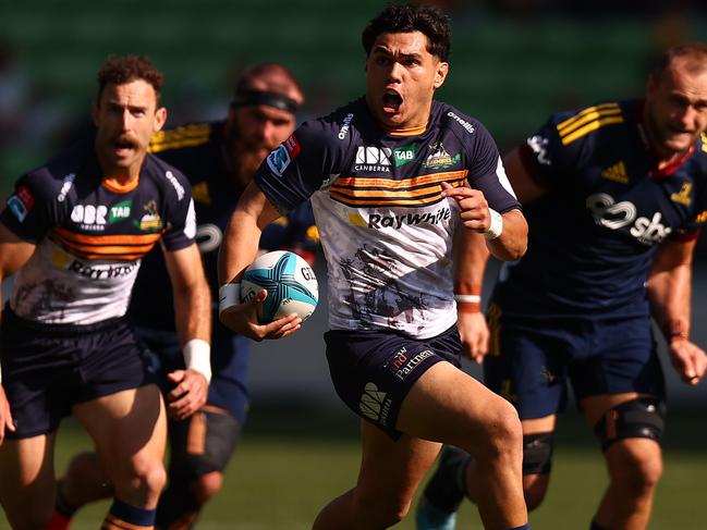 MELBOURNE, AUSTRALIA - APRIL 24: Noah Lolesio of the Brumbies runs with the ball during the round 10 Super Rugby Pacific match between the Highlanders and the ACT Brumbies at AAMI Park on April 24, 2022 in Melbourne, Australia. (Photo by Graham Denholm/Getty Images)