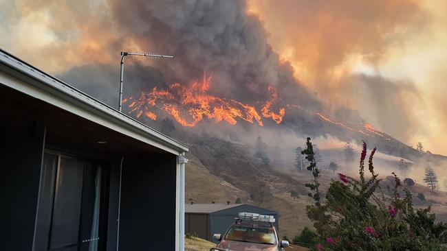 A supplied image obtained Saturday, September 7, 2019 shows a fire in the Gold Coast hinterland in Queensland, Friday, September 6, 2019. (AAP Image/Supplied by Aleksandar Romanov)