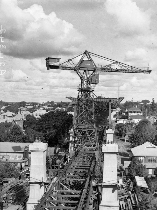 The Story Bridge under construction in 1937