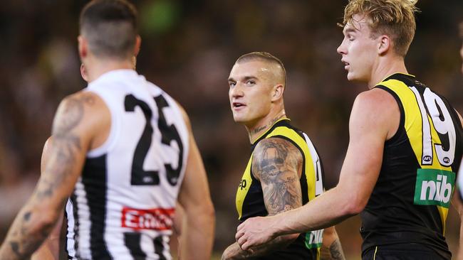 MELBOURNE, AUSTRALIA - MARCH 28: Dustin Martin of the Tigers (C) has words with Jack Crisp of the Magpies at quarter time during the AFL Round match between Richmond v Collingwood at Melbourne Cricket Ground on March 28, 2019 in Melbourne, Australia. (Photo by Michael Dodge/Getty Images)