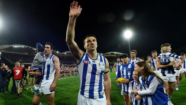 Brent Harvey thanks the Adelaide Oval crowd as he walks off.