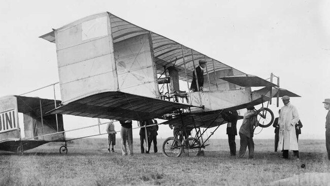 Ground crew preparing escape artist Harry Houdini's Voisin Biplane at Diggers Rest, Victoria, March 1910. Picture: National Library of Australia