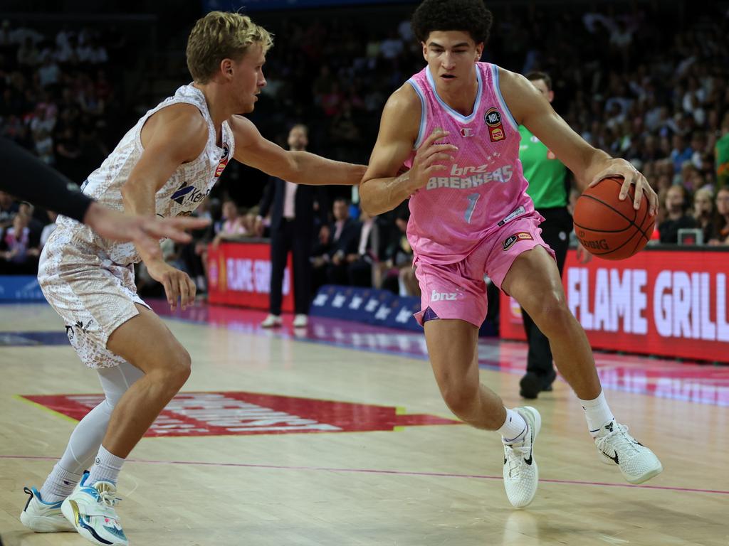 Karim Lopez of the Breakers goes to shoot during the round 19 NBL match between New Zealand Breakers and Cairns Taipans at Spark Arena. Photo: Fiona Goodall/Getty Images.