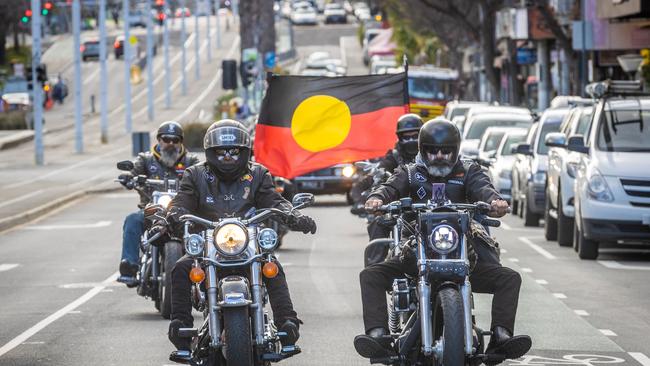 The Archie Roach funeral motorcade makes its way along Fitzroy St. Picture: Jake Nowakowski