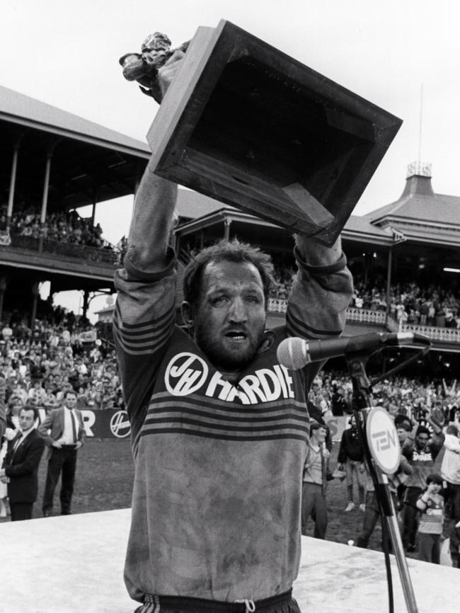 Ray Price holds up the Winfield Cup trophy after his final game in 1986.