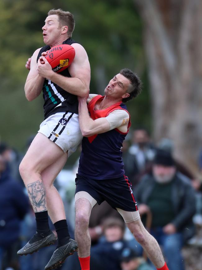 Omeo-Benambra forward Ryan Harwood marks in front of Swifts Creek’s Tom King. Picture Yuri Kouzmin