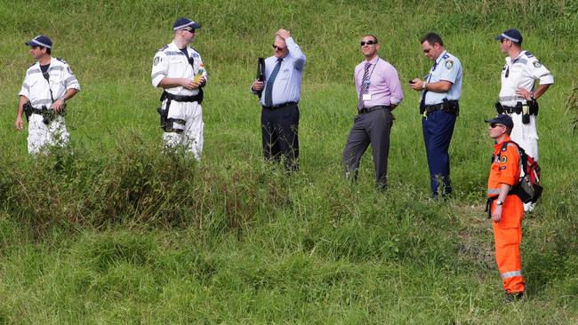 Police and SES volunteers search a reserve after Darko Janceski was shot dead.