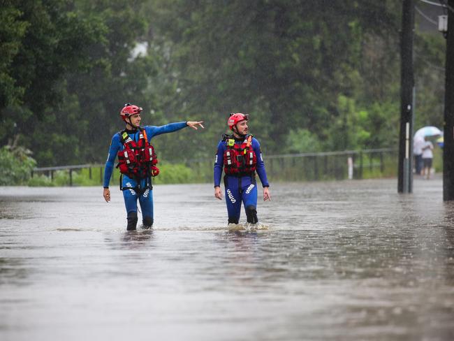 SYDNEY, AUSTRALIA - NewsWire Photos MARCH 21, 2021: SES Emergency Crews and Police are seen at the Nepean River road where they are checking water levels and the safety of the locals in the area in NSW, Sydney, Australia. Picture: NCA NewsWire / Gaye Gerard