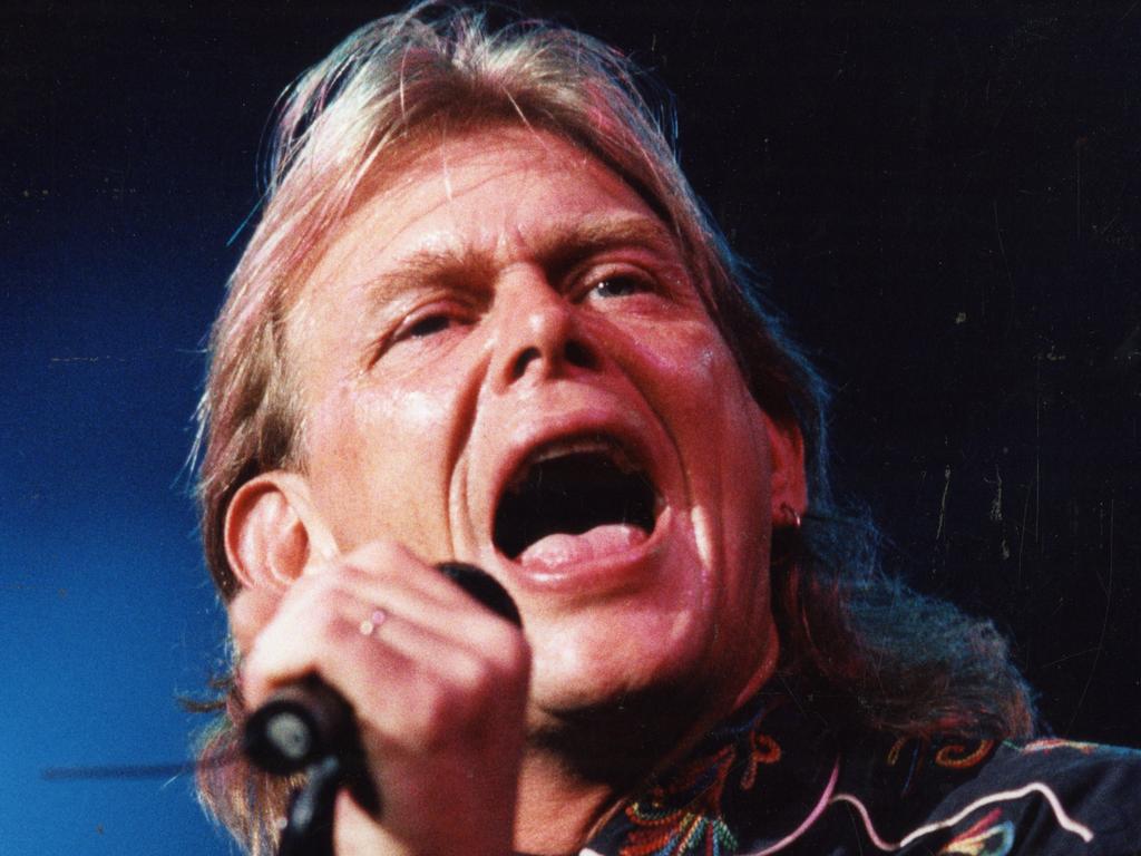 Singer John Farnham is battling mouth cancer.