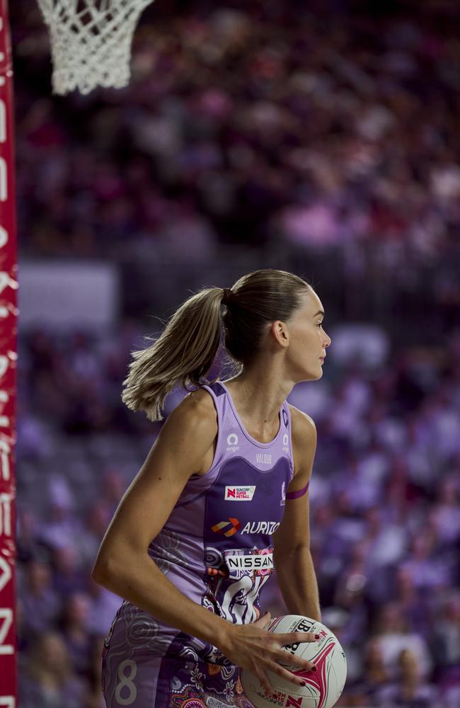 Isabelle Shearer playing against the West Coast Fever in the Suncorp Super Netball Round 11 fixture.