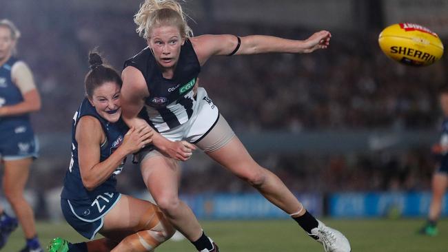 Carlton’s Shae Audley tackles Sarah D’Arcy.