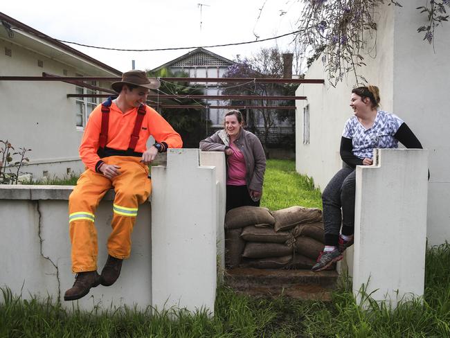 Steve Ranger from Back Yamma RFS has been helping Katrina Chatman and Dezi Goodsell sandbag their house as Forbes floods. Picture: Dylan Robinson