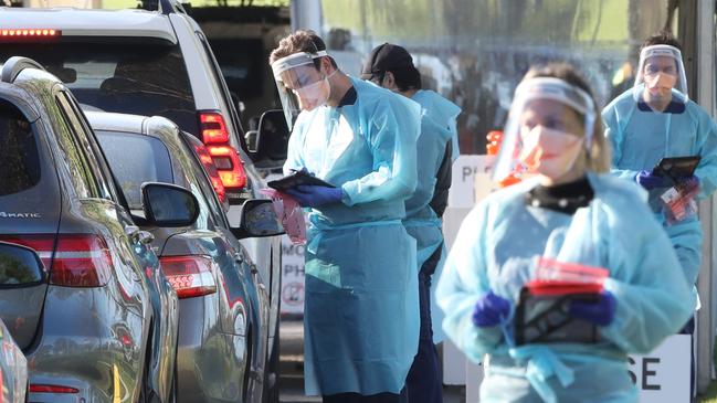 MELBOURNE, AUSTRALIA - NewsWire Photos, OCTOBER 6, 2021. Melbourne continues in a COVID-19 lockdown. People line up in their cars to be COVID tested at Albert Park. Picture: NCA NewsWire / David Crosling