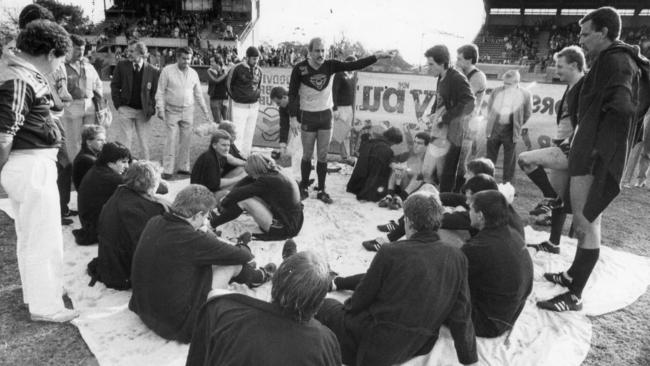 Coach Malcolm Blight addresses his Woodville teammates during three quarter time against Norwood Woodville Oval in 1985.