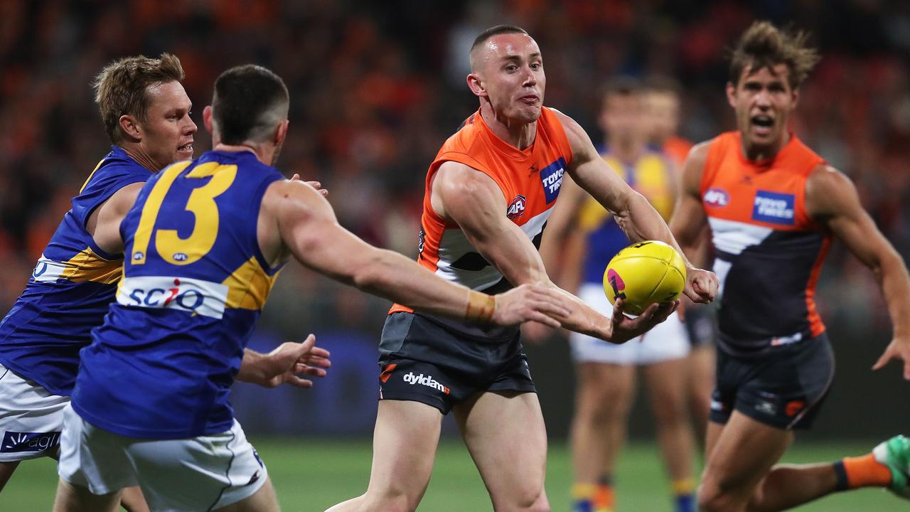 Giants Tom Scully handballs during AFL Semi Final match between the GWS Giants and West Coast Eagles at Spotless Stadium. Picture. Phil Hillyard