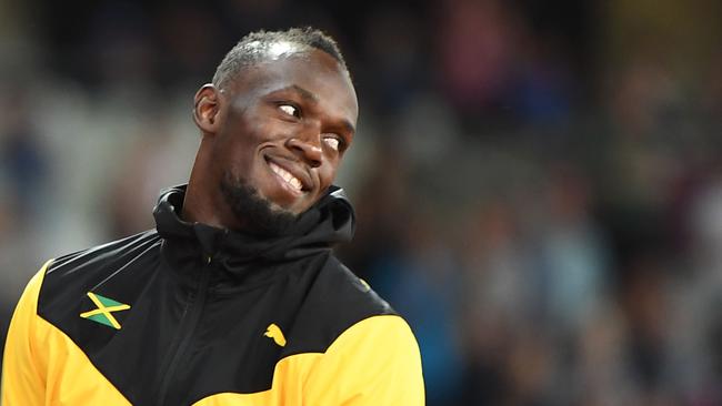 Usain Bolt mempersembahkan medali untuk nomor 200m putri