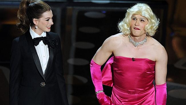 Anne Hathaway and James Franco, in drag, appear on stage in 2011. AFP PHOTO 