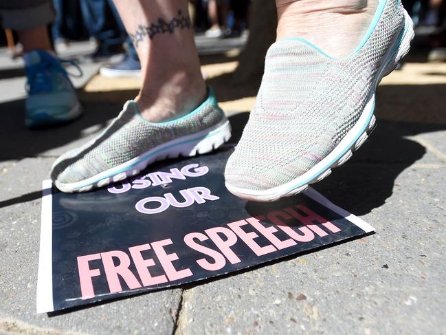 A woman stomps on a free speech sign after conservative commentator Milo Yiannopoulos spoke to a crowd of supporters on the University of California, Berkeley campus on September 24, 2017. Although a student group cancelled plans for Free Speech Week, Yiannopoulos was able to speak on campus surrounded by a heavy police presence.   / AFP PHOTO / Josh Edelson