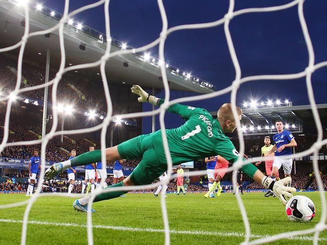 LIVERPOOL, ENGLAND - SEPTEMBER 28: Jordan Pickford of Everton is beaten by Riyad Mahrez of Manchester City's freekick for their second goal during the Premier League match between Everton FC and Manchester City at Goodison Park on September 28, 2019 in Liverpool, United Kingdom. (Photo by Alex Livesey/Getty Images)