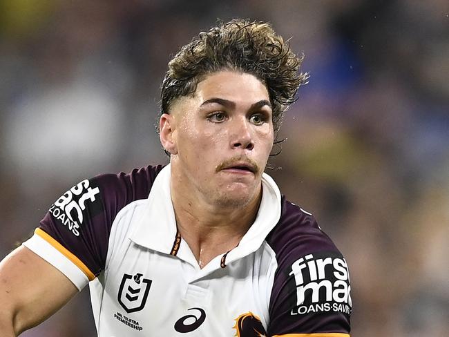 TOWNSVILLE, AUSTRALIA - AUGUST 10: Reece Walsh of the Broncos runs the ball during the round 23 NRL match between North Queensland Cowboys and Brisbane Broncos at Qld Country Bank Stadium, on August 10, 2024, in Townsville, Australia. (Photo by Ian Hitchcock/Getty Images)