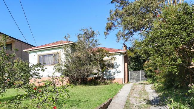 17 Brisbane St, Chifley, sold prior to auction back in August after two families teamed up and buy the home together