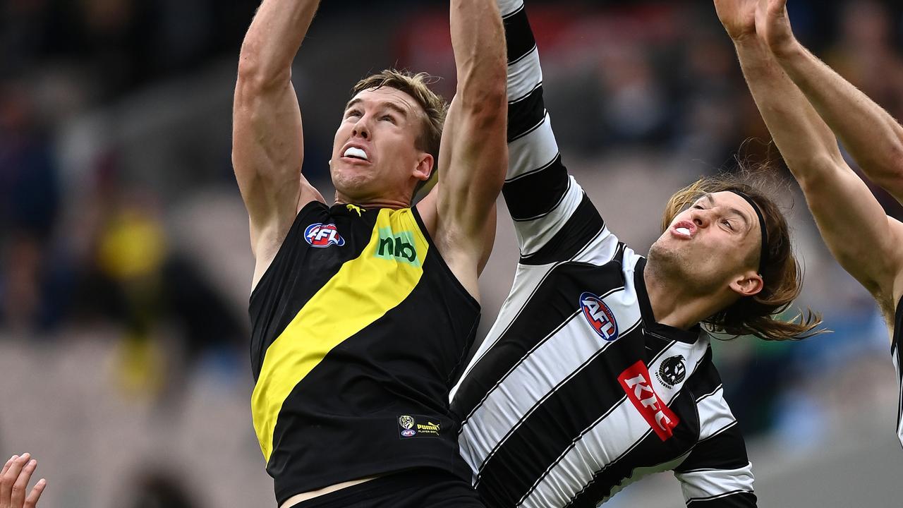 MELBOURNE, AUSTRALIA - MAY 07: Tom J. Lynch of the Tigers marks infront of Darcy Moore of the Magpies during the round eight AFL match between the Richmond Tigers and the Collingwood Magpies at Melbourne Cricket Ground on May 07, 2022 in Melbourne, Australia. (Photo by Quinn Rooney/Getty Images)