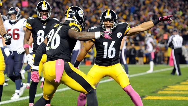 Lance Moore #16 of the Pittsburgh Steelers celebrates with Le'Veon Bell.