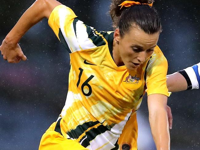 Australia’s Hayley Raso and Taiwan's Chen Yen-ping challenge for the ball during the women's Olympic football tournament qualifier match between Taiwan and Australia at Campbelltown Stadium in Sydney on February 7, 2020. (Photo by JEREMY NG / AFP) / -- IMAGE RESTRICTED TO EDITORIAL USE - STRICTLY NO COMMERCIAL USE --