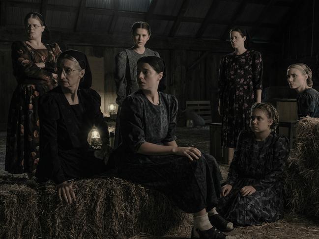 WT_07885-07899_RCC5 (l-r.) Michelle McLeod stars as Mejal, Sheila McCarthy as Greta, Liv McNeil as Neitje, Jessie Buckley as Mariche, Claire Foy as Salome, Kate Hallett as Autje, Rooney Mara as Ona and Judith Ivey as Agata in director Sarah Polley’s film, WOMEN TALKING An Orion Pictures Release Photo credit: Michael Gibson © 2022 Orion Releasing LLC. All Rights Reserved.