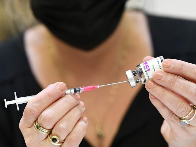 A health worker prepares a dose of AstraZeneca vaccine on March 20, 2021 in Ede, where the vaccination campaign against the Covid-19 with the AstraZeneca vaccine resumes. (Photo by Piroschka van de Wouw / ANP / AFP) / Netherlands OUT