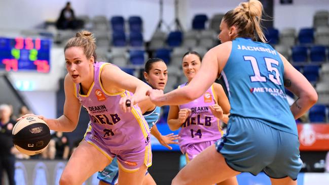 Boomers starlet Keely Froling will renew hostilities with The GOAT Lauren Jackson. Picture: Getty Images