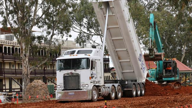 The temporary levee being built at Mary Ann Reserve in Mannum. Photo: NCA NewsWire / David Mariuz