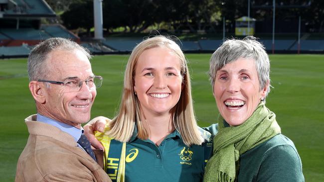 Father Lynton Hudson, Harriet Hudson and mother Louise Clarke (Photo: Rowing Australia/Sarah Reed).