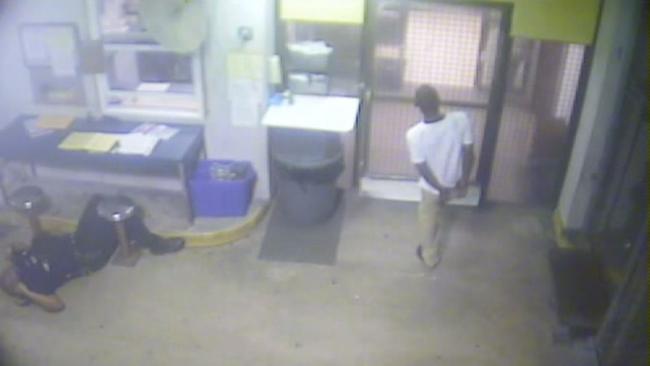 Call for help ... Jamal kicks the fence to alert nearby officers. Picture: Fort Lauderdale Police Department