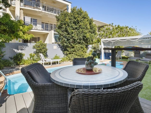 32 Pine Ave Surfers Paradise