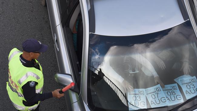 Police check cars at the Queensland border with NSW. Picture: NCA NewsWire / Steve Holland