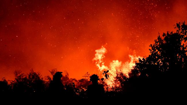 Embers rain down during the Peregian bushfire. Picture: John McCutcheon / Sunshine Coast Daily