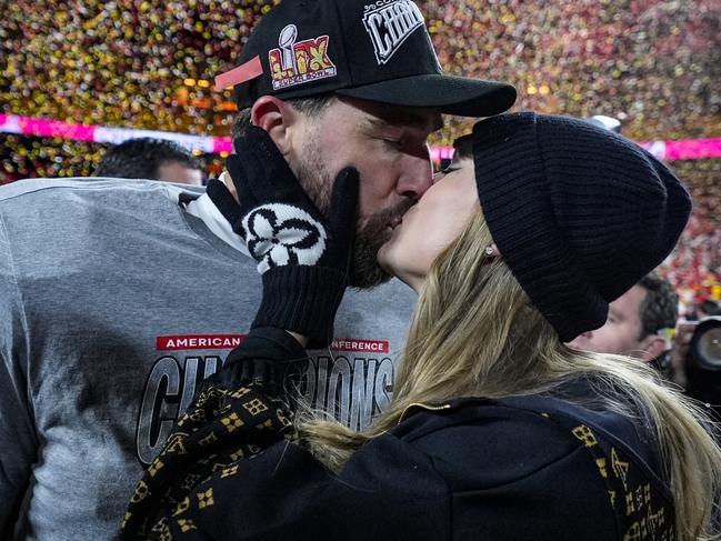 Kansas City Chiefs tight end Travis Kelce and Taylor Swift kiss. Picture: AP Photo/Ashley Landis