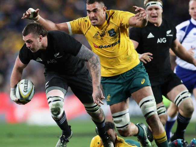 SYDNEY, AUSTRALIA - AUGUST 19:  Liam Squire of the All Blacks is chased by Rory Arnold of the Wallabies during The Rugby Championship Bledisloe Cup match between the Australian Wallabies and the New Zealand All Blacks at ANZ Stadium on August 19, 2017 in Sydney, Australia.  (Photo by Matt King/Getty Images)