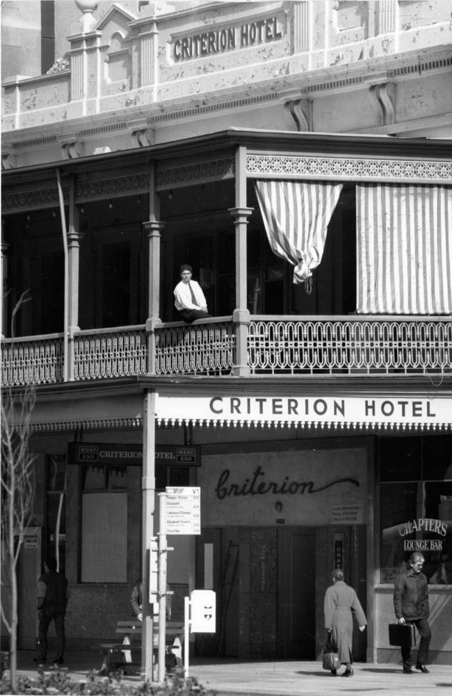 The Criterion Hotel as seen from King William St 1989.